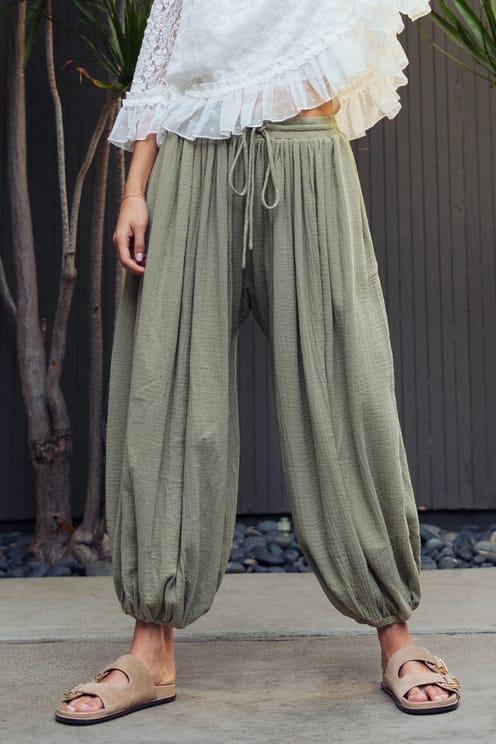 Crinkle Gauze Drawstring Balloon Pants in Olive